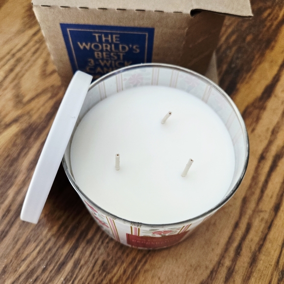 🛍BOGO 50% OFF🍫🕯NWT‼️ Bath & Body Works "Peppermint Bark" 3-wick Candle - Picture 3 of 10